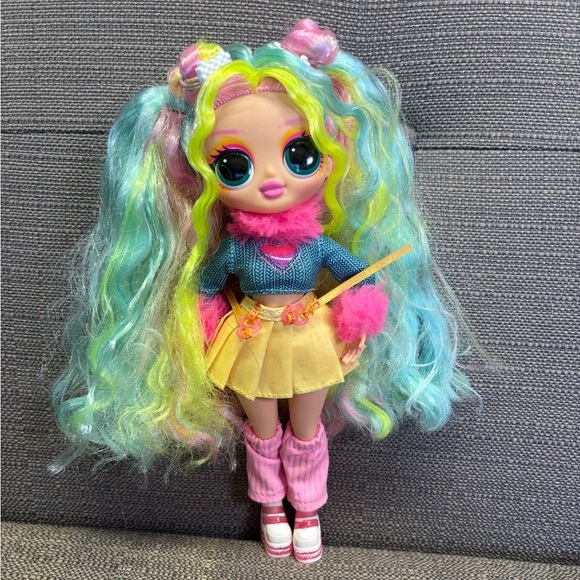LOL Surprise OMG Sunshine Makeover Bubblegum DJ Fashion Doll - Picture 4 of 4